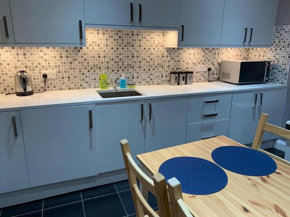 Wood Green Budget Rooms - Next To Mall & Metro Station - 10 Min To City Center London Eksteriør bilde