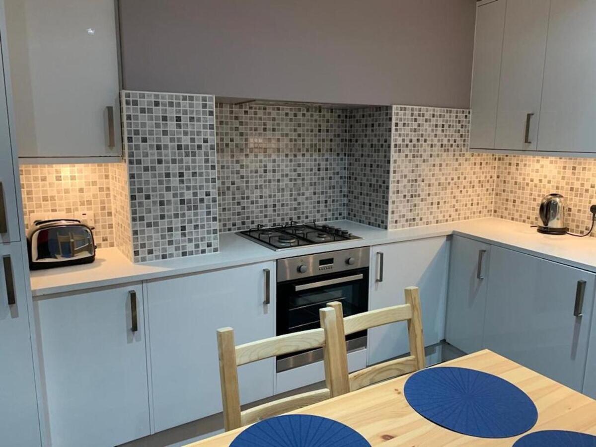 Wood Green Budget Rooms - Next To Mall & Metro Station - 10 Min To City Center London Eksteriør bilde