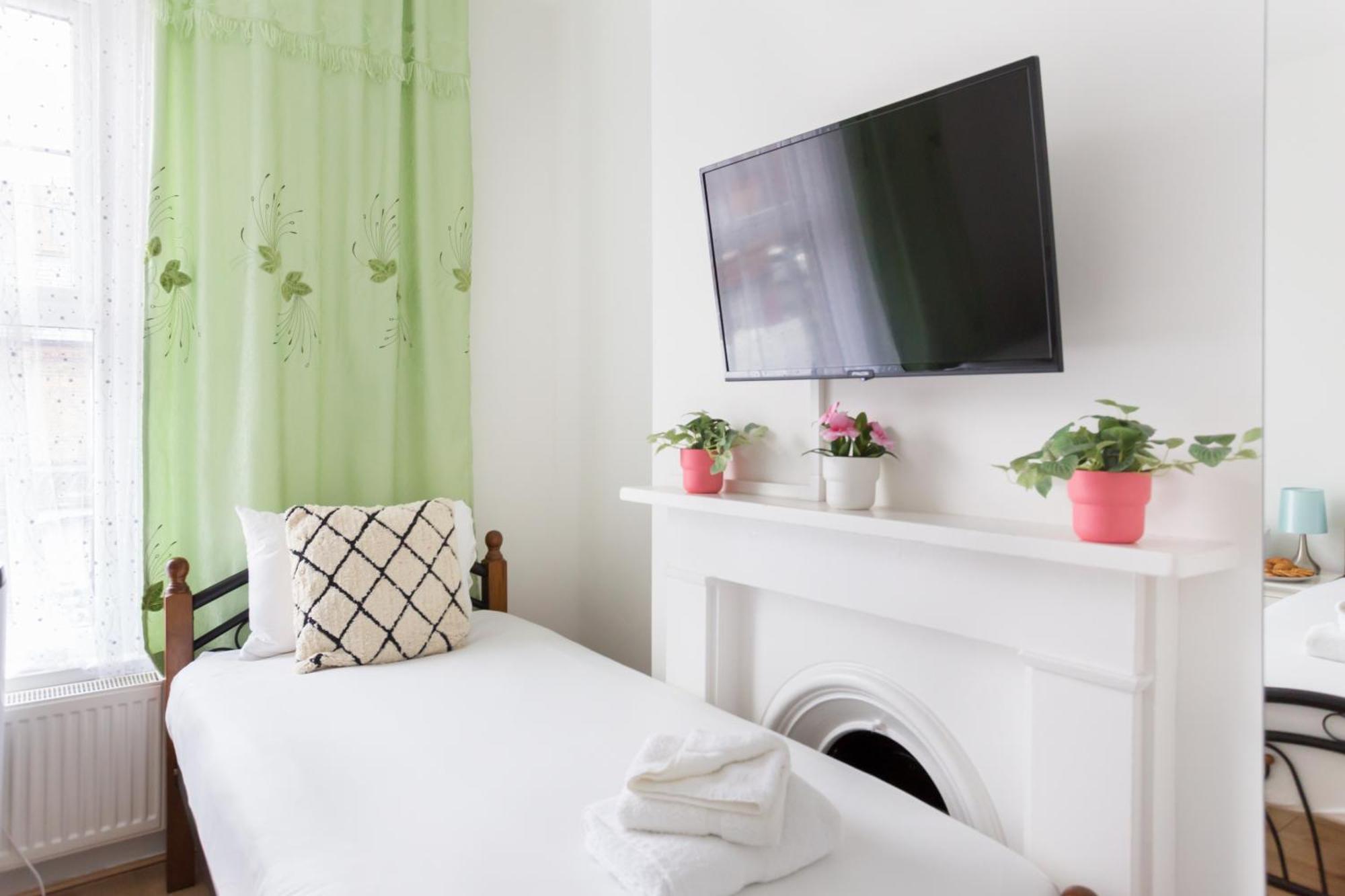 Wood Green Budget Rooms - Next To Mall & Metro Station - 10 Min To City Center London Eksteriør bilde