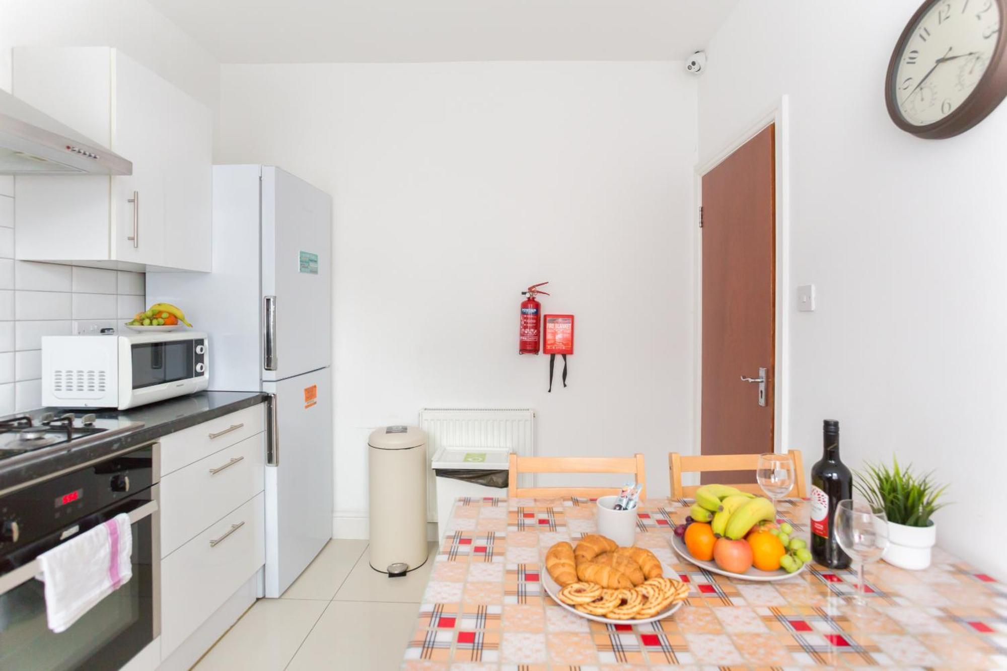 Wood Green Budget Rooms - Next To Mall & Metro Station - 10 Min To City Center London Eksteriør bilde