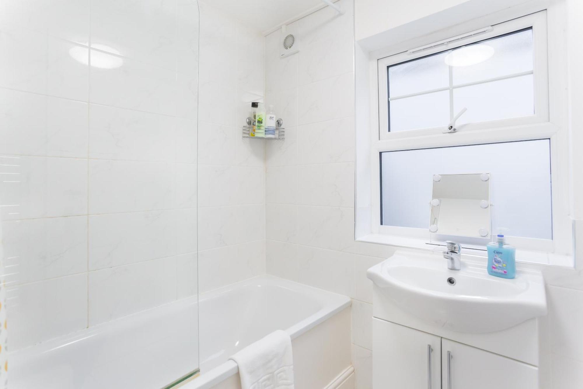 Wood Green Budget Rooms - Next To Mall & Metro Station - 10 Min To City Center London Eksteriør bilde