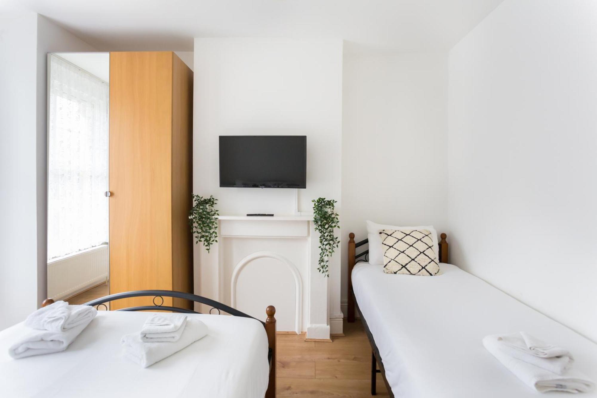 Wood Green Budget Rooms - Next To Mall & Metro Station - 10 Min To City Center London Eksteriør bilde