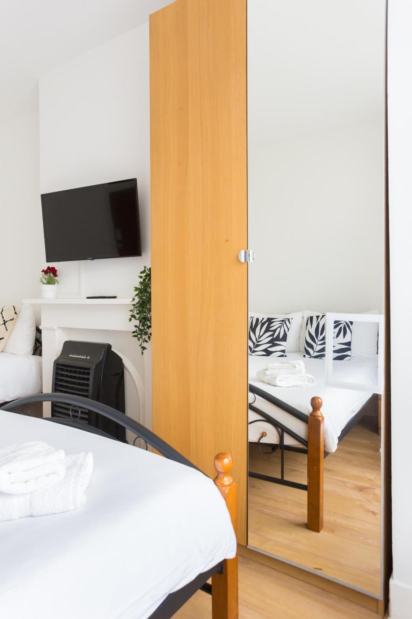 Wood Green Budget Rooms - Next To Mall & Metro Station - 10 Min To City Center London Eksteriør bilde