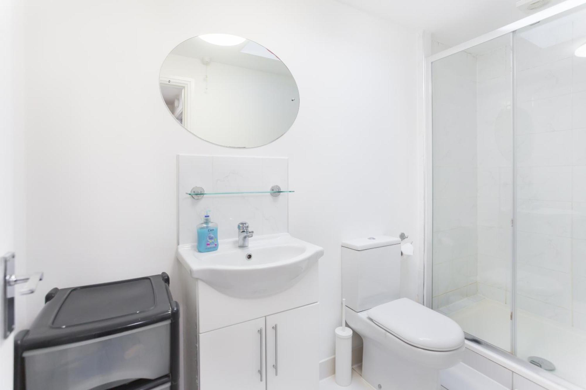 Wood Green Budget Rooms - Next To Mall & Metro Station - 10 Min To City Center London Eksteriør bilde