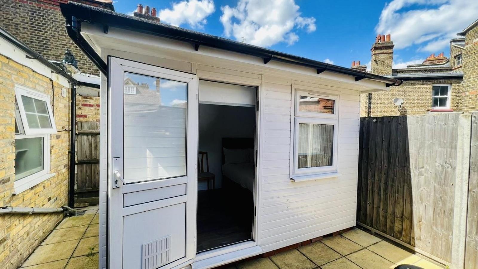 Wood Green Budget Rooms - Next To Mall & Metro Station - 10 Min To City Center London Eksteriør bilde